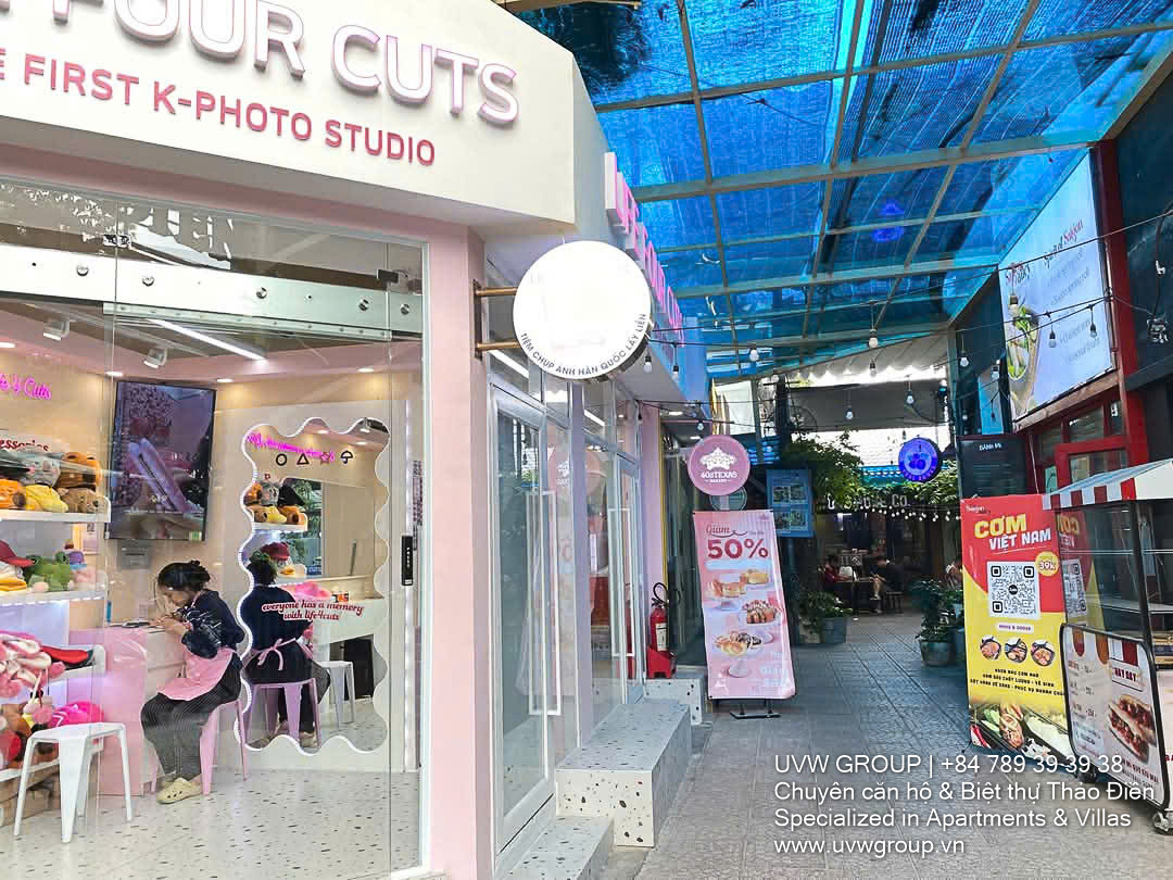 Small 17m² retail shop for rent on Xuan Thuy Street, ideal for cafe or takeaway