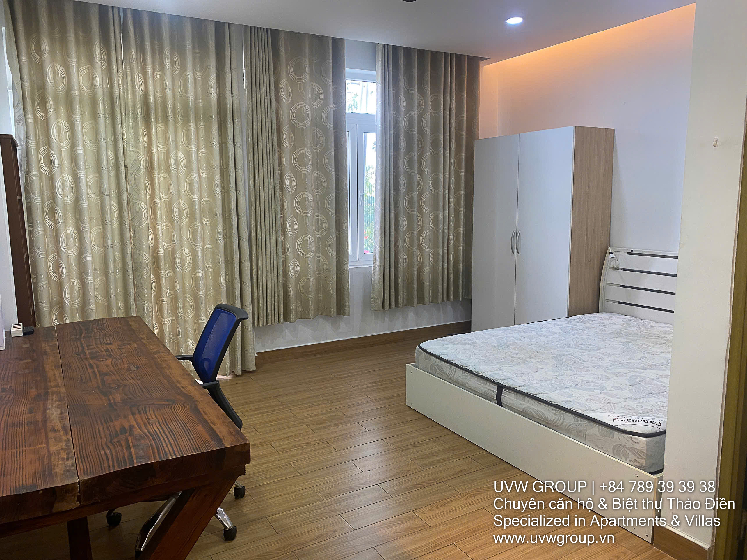4BR townhouse for rent in Press Village, Thao Dien. 280m² usable area, 4 bathrooms, rooftop terrace. Ideal for families or professionals. Rent: 35 million/month.