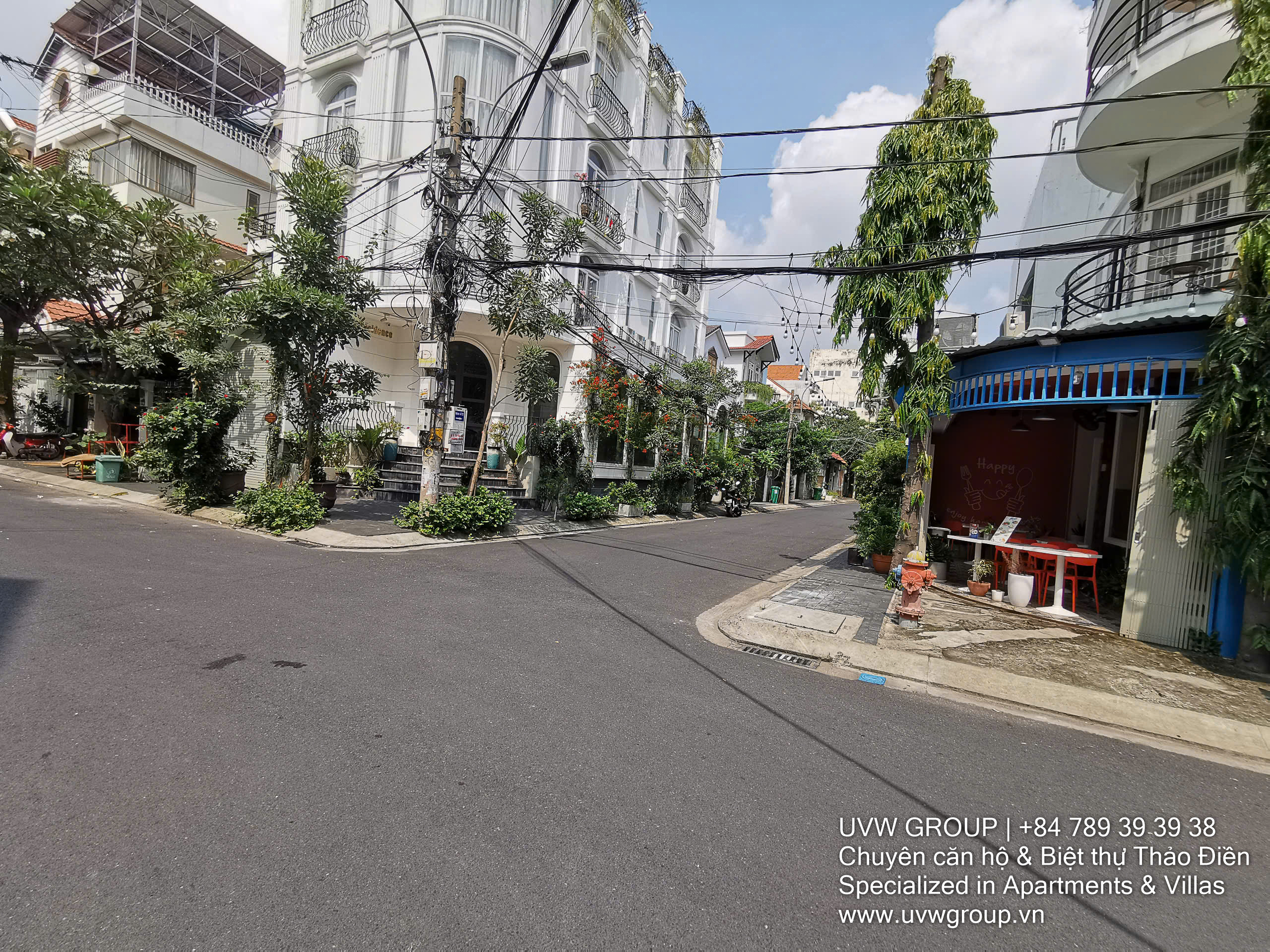 Shop for rent in Thao Dien, prime commercial frontage on busy street