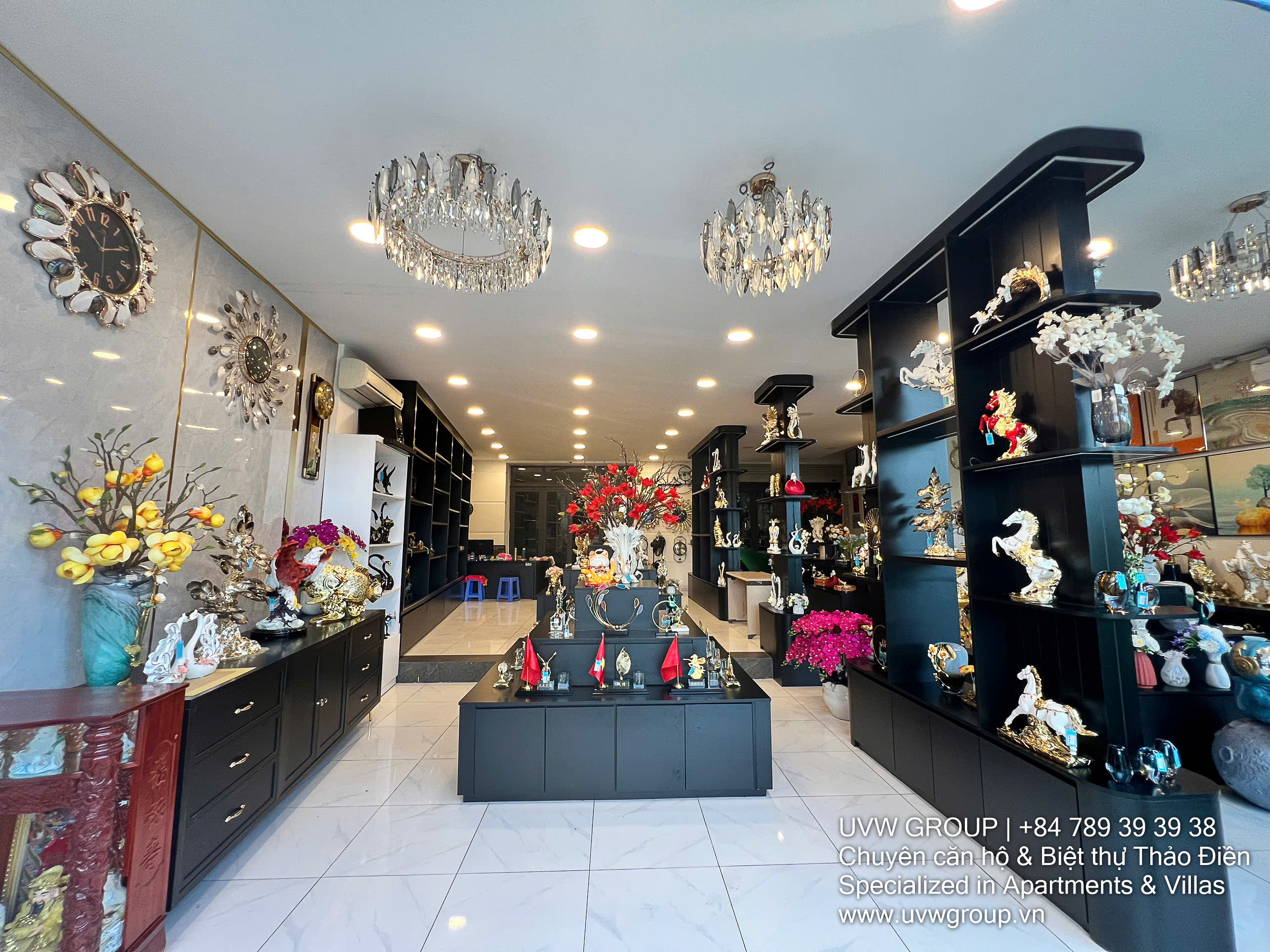 187m² showroom for rent on Hanoi Highway, Thao Dien. Prime frontage, fitted space, suitable for decor, lighting, or luxury retail. Rent: $3,000/month.