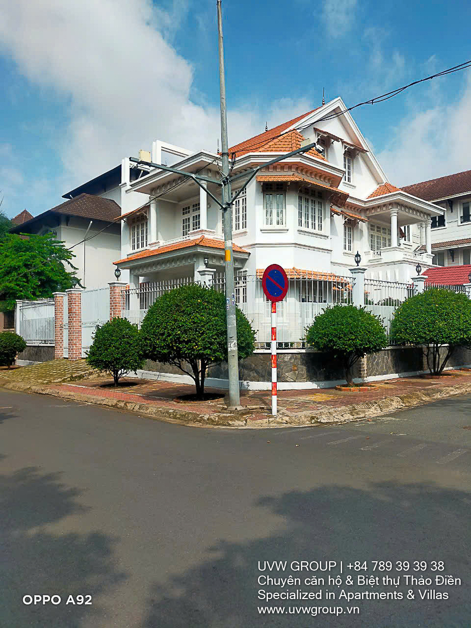 Corner villa for sale in Fideco Compound, Thao Dien – 368m² land, 2 frontages, garden, 4BR, 2 floors