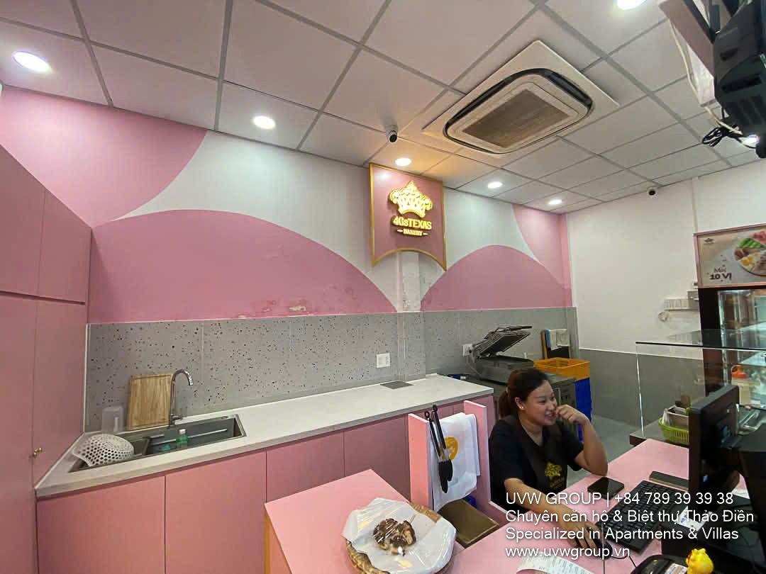 Small 17m² retail shop for rent on Xuan Thuy Street, ideal for cafe or takeaway