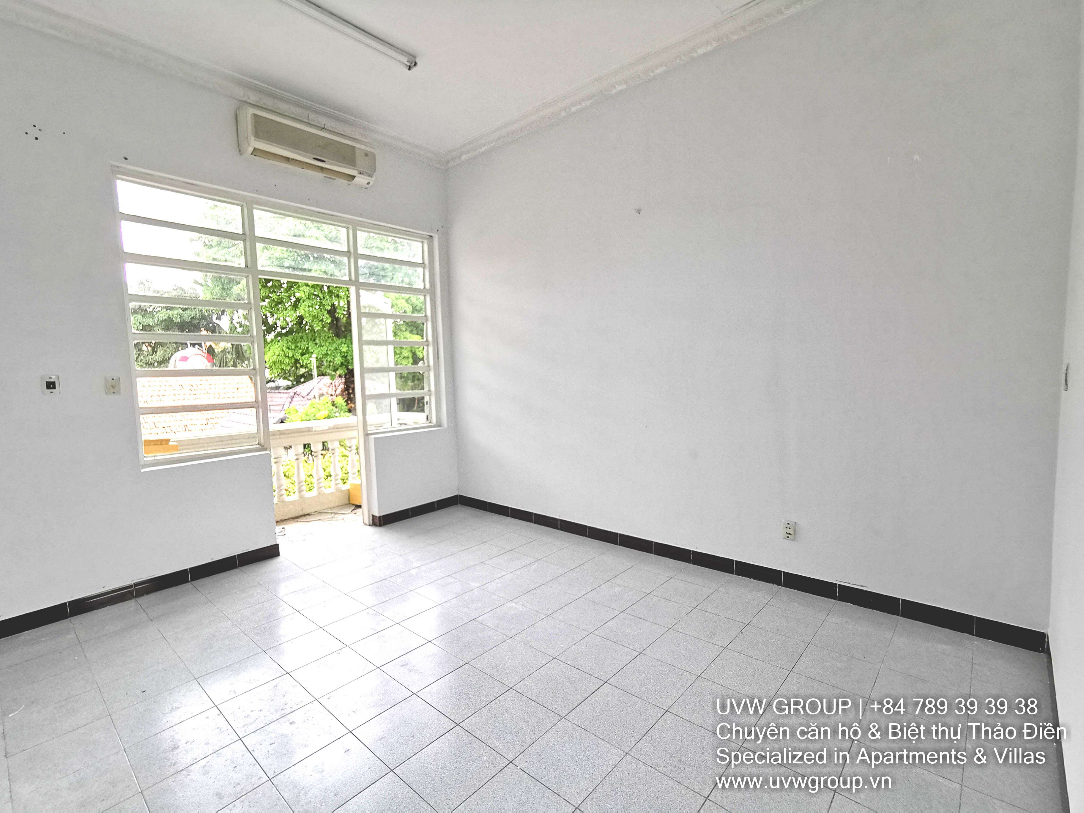 Unfurnished 4-bedroom villa for rent in Thao Dien with 450m² area