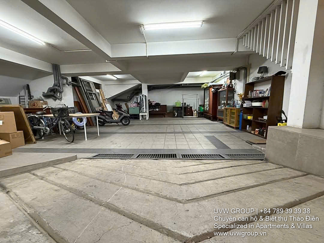 Corner commercial space for rent on Xuan Thuy & Nguyen Cu, ideal for restaurant