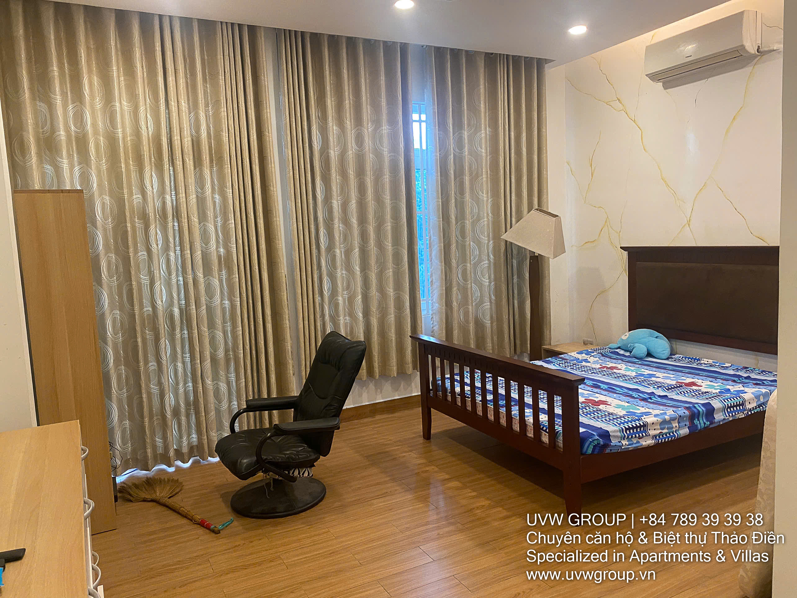 4BR townhouse for rent in Press Village, Thao Dien. 280m² usable area, 4 bathrooms, rooftop terrace. Ideal for families or professionals. Rent: 35 million/month.