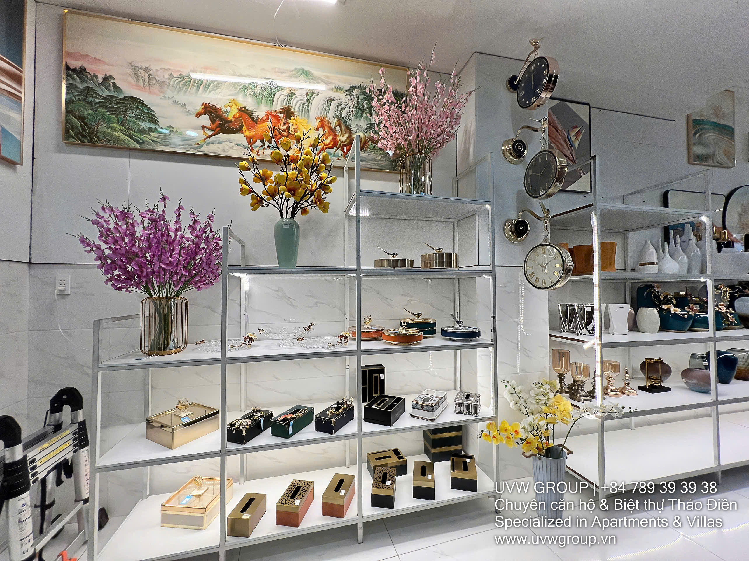 187m² showroom for rent on Hanoi Highway, Thao Dien. Prime frontage, fitted space, suitable for decor, lighting, or luxury retail. Rent: $3,000/month.