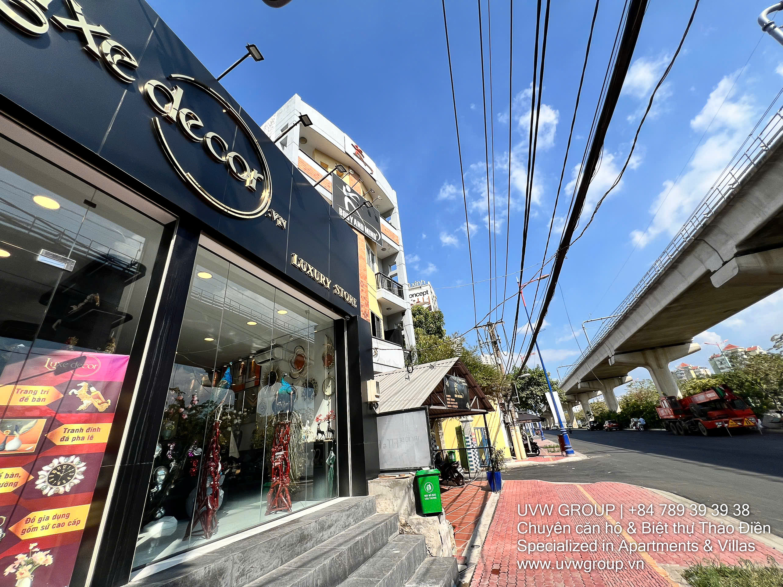187m² showroom for rent on Hanoi Highway, Thao Dien. Prime frontage, fitted space, suitable for decor, lighting, or luxury retail. Rent: $3,000/month.