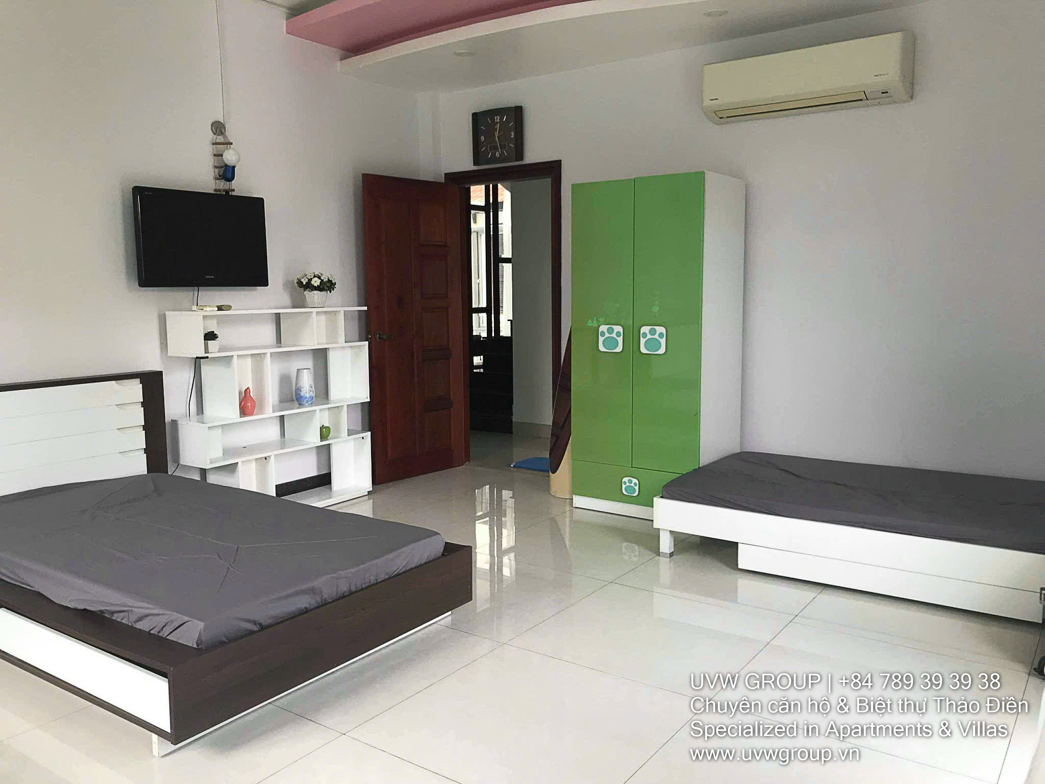 Corner villa for sale in Thao Dien 2 Compound, 310m² land, large garden, 4BR, garage, 2 street frontages