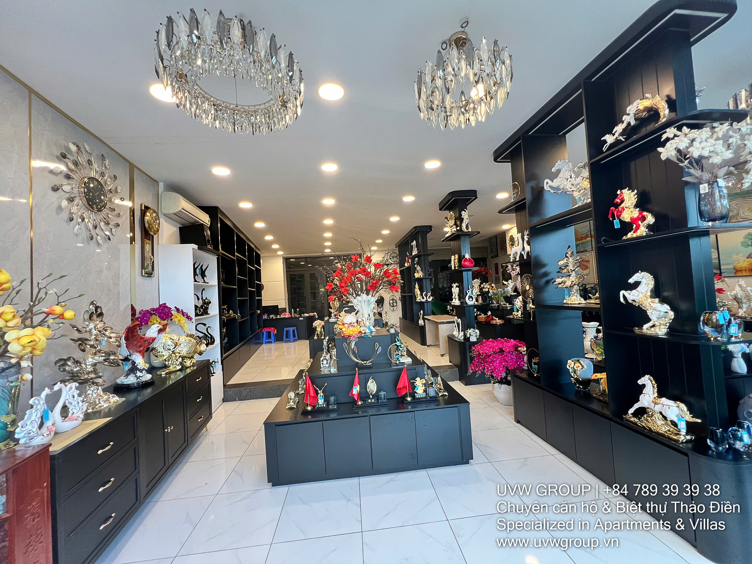 187m² showroom for rent on Hanoi Highway, Thao Dien. Prime frontage, fitted space, suitable for decor, lighting, or luxury retail. Rent: $3,000/month.