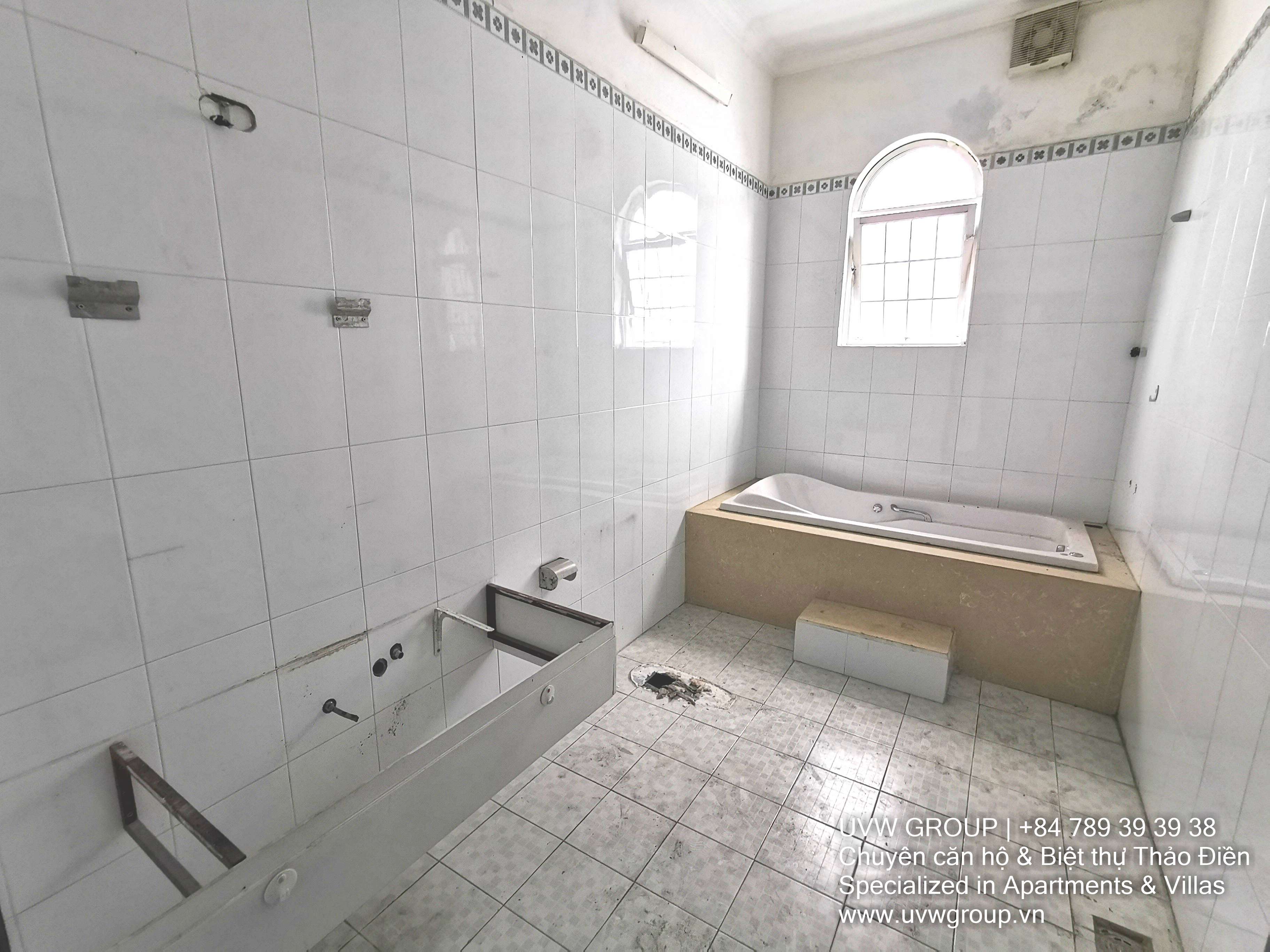 Unfurnished 5-bedroom villa for rent in Thao Dien with 1250m²