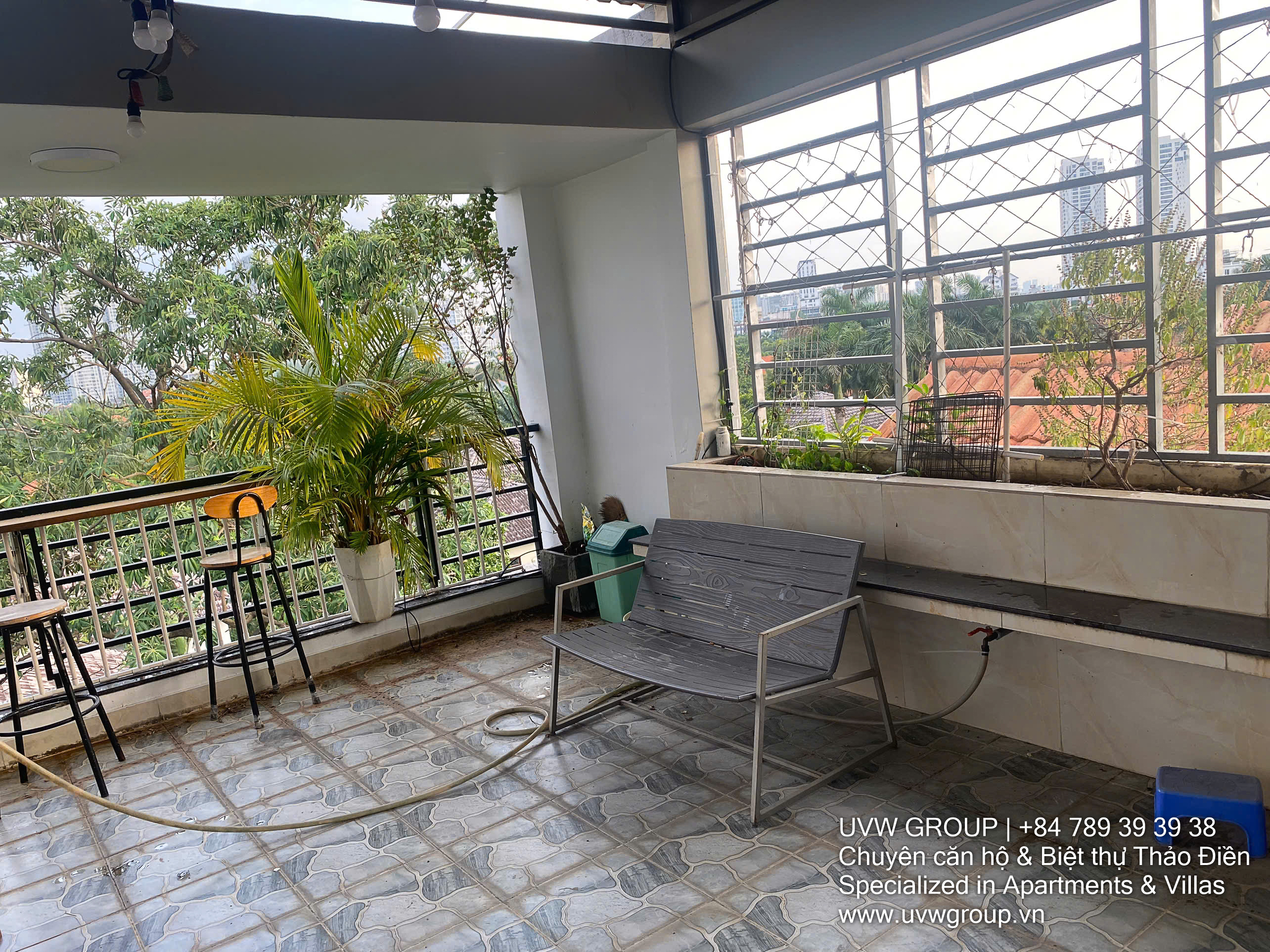 4BR townhouse for rent in Press Village, Thao Dien. 280m² usable area, 4 bathrooms, rooftop terrace. Ideal for families or professionals. Rent: 35 million/month.