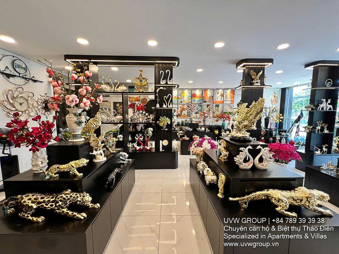 187m² showroom for rent on Hanoi Highway, Thao Dien. Prime frontage, fitted space, suitable for decor, lighting, or luxury retail. Rent: $3,000/month.