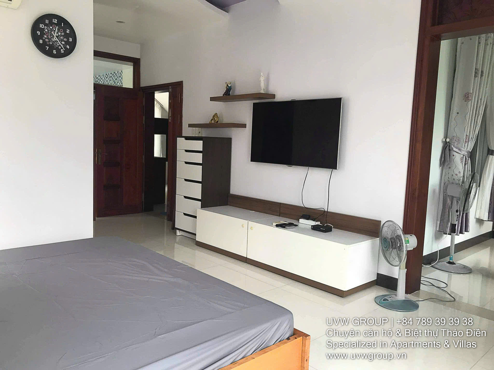 Corner villa for sale in Thao Dien 2 Compound, 310m² land, large garden, 4BR, garage, 2 street frontages