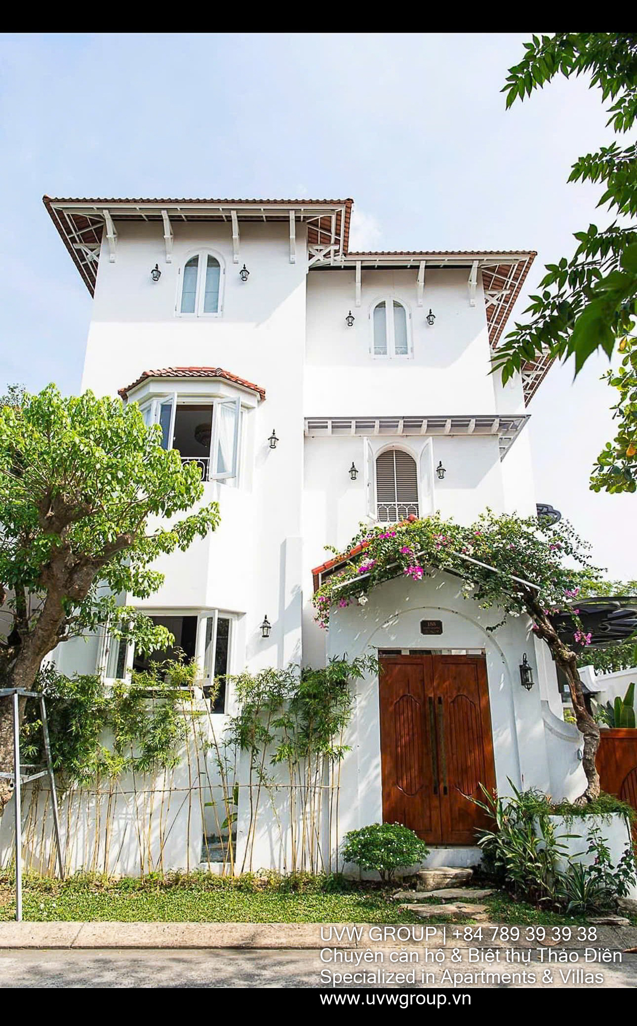 Corner villa for sale in Thao Dien – 307m² land, garden, koi pond, basement, 5BR, 3 floors