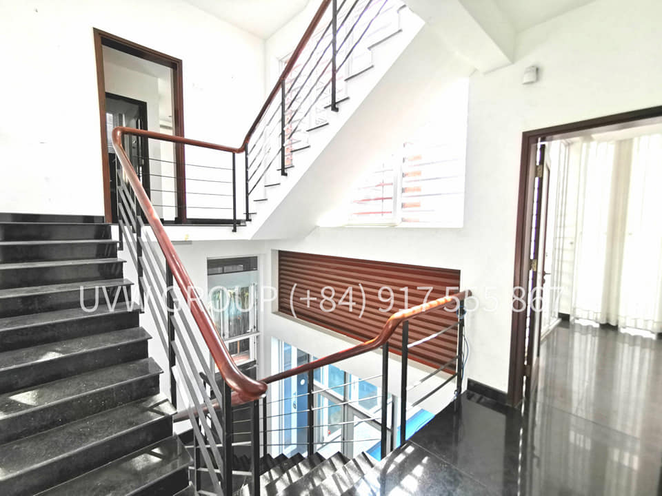 Unfurnished 5-bedroom villa for rent in Thao Dien, with swimming pool and garden