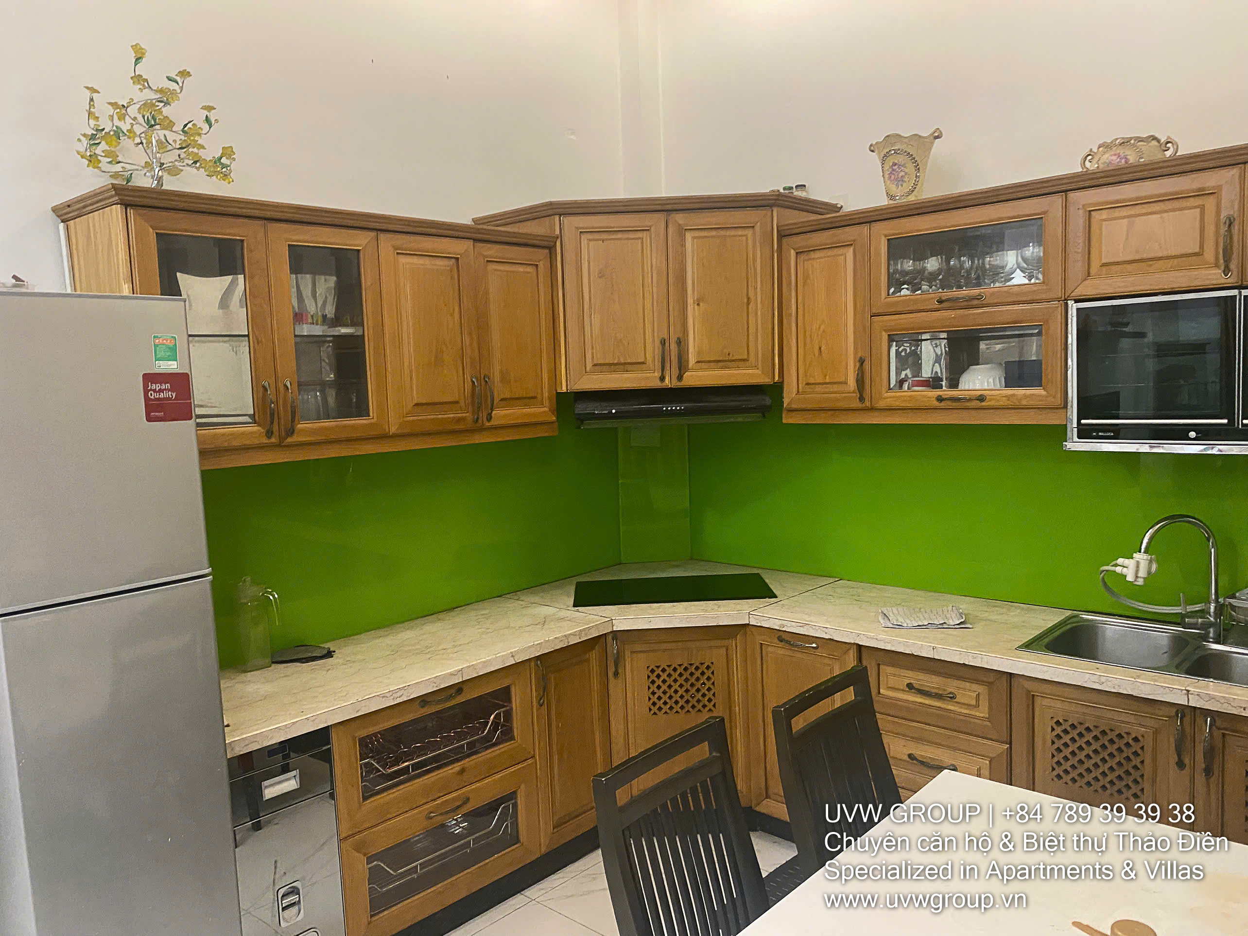 4BR townhouse for rent in Press Village, Thao Dien. 280m² usable area, 4 bathrooms, rooftop terrace. Ideal for families or professionals. Rent: 35 million/month.