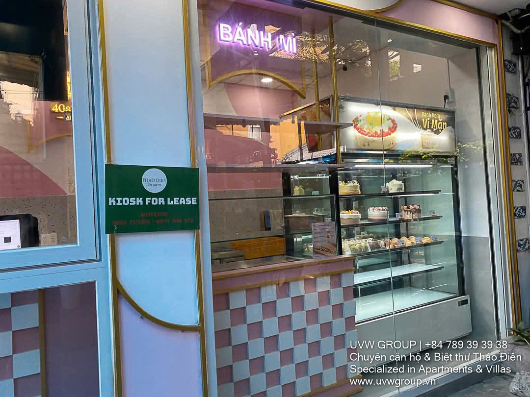 Small 17m² retail shop for rent on Xuan Thuy Street, ideal for cafe or takeaway