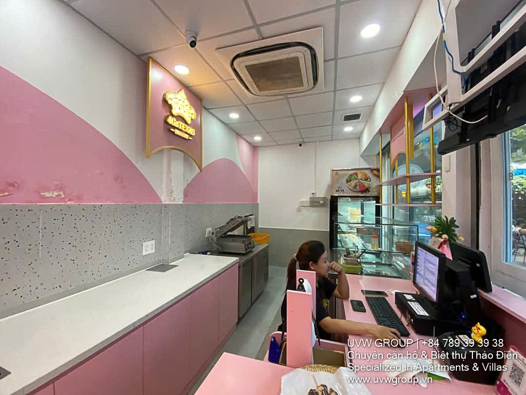 Small 17m² retail shop for rent on Xuan Thuy Street, ideal for cafe or takeaway