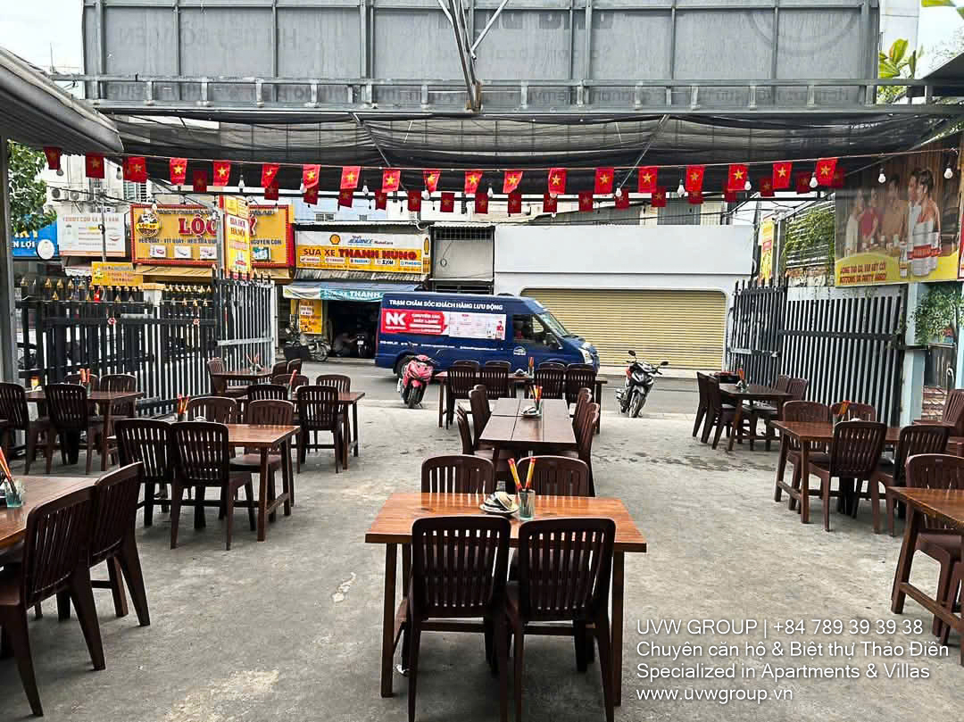 Corner commercial space for rent on Xuan Thuy & Nguyen Cu, ideal for restaurant