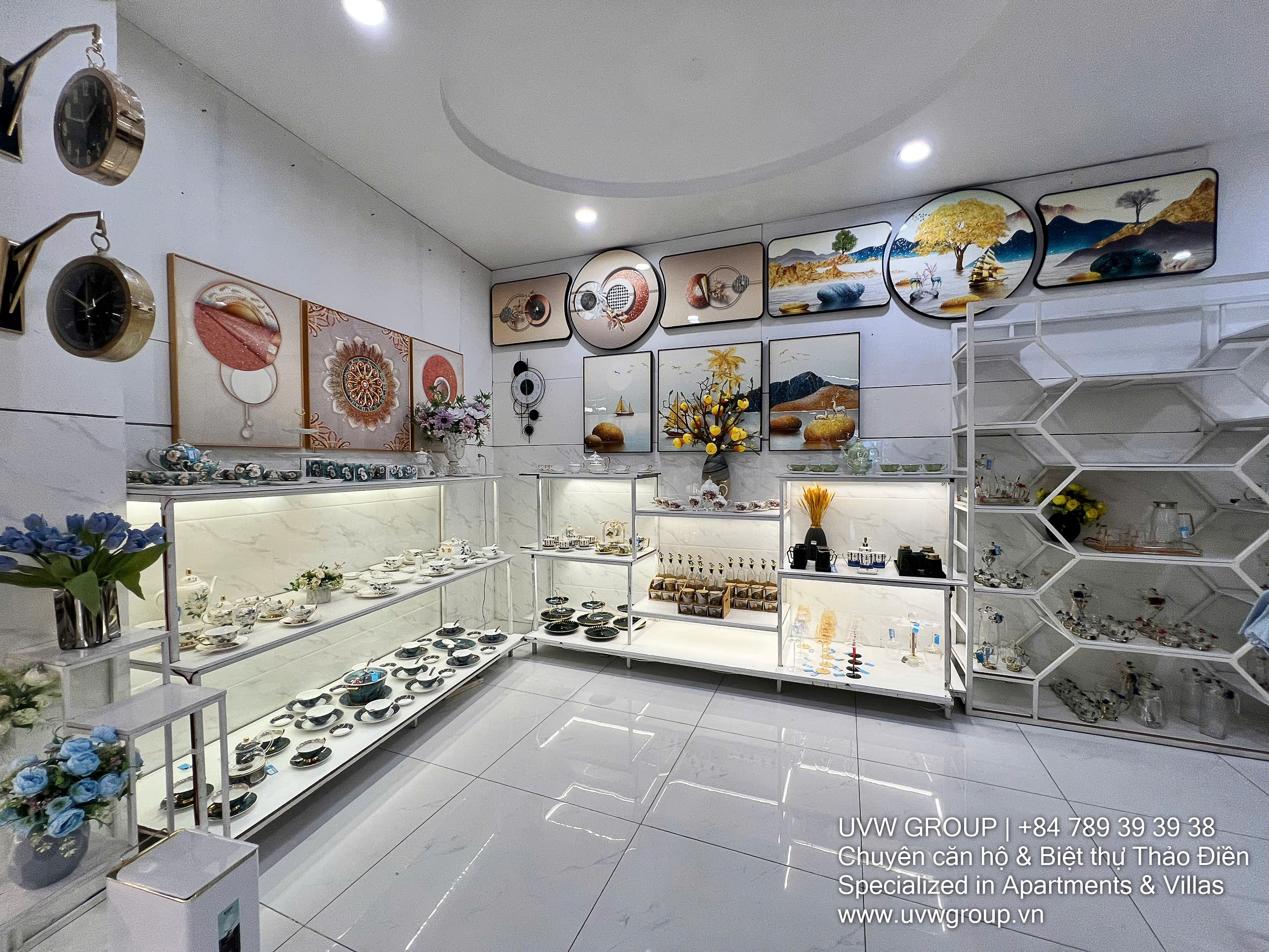 187m² showroom for rent on Hanoi Highway, Thao Dien. Prime frontage, fitted space, suitable for decor, lighting, or luxury retail. Rent: $3,000/month.