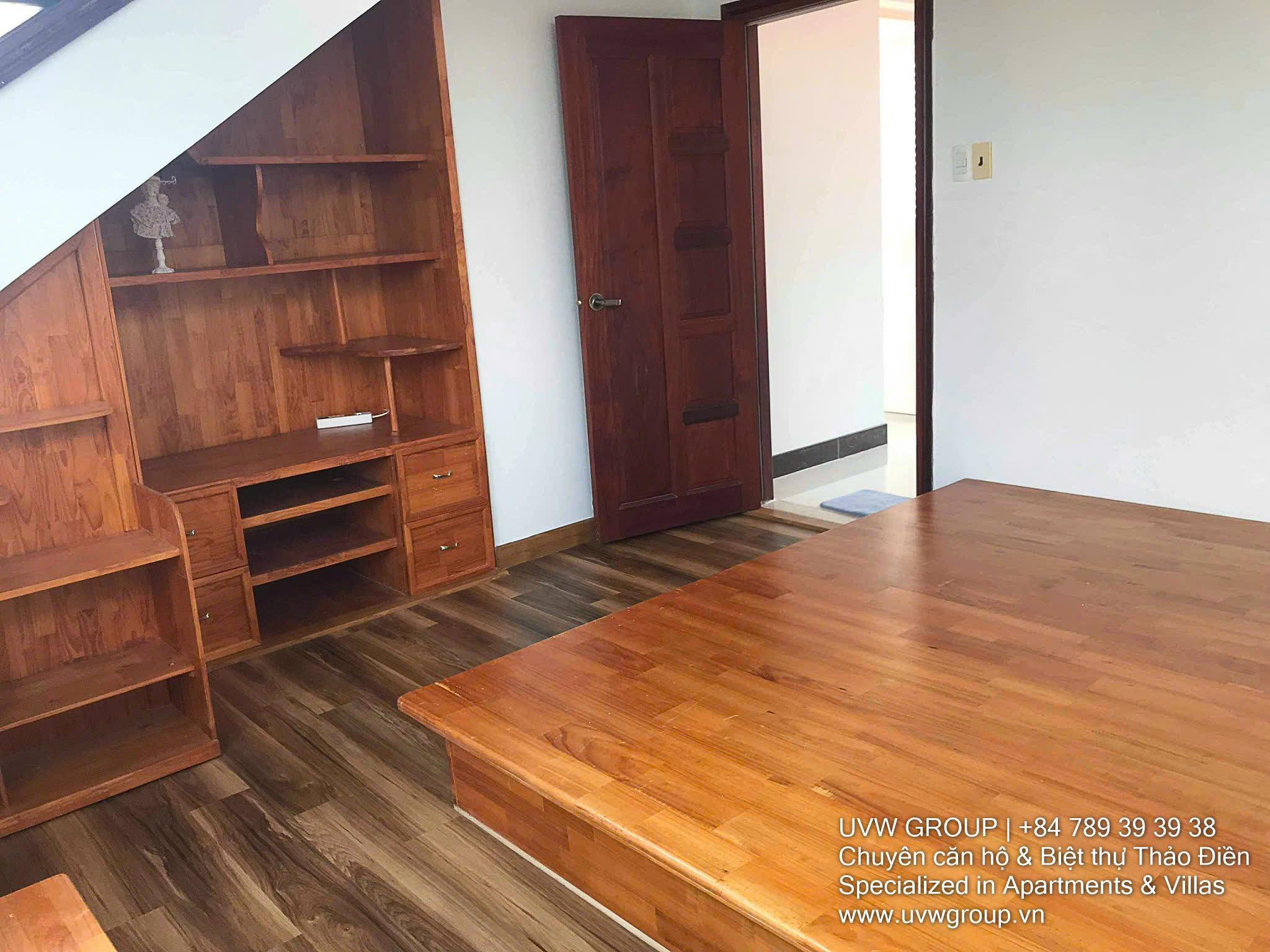 Corner villa for sale in Thao Dien 2 Compound, 310m² land, large garden, 4BR, garage, 2 street frontages