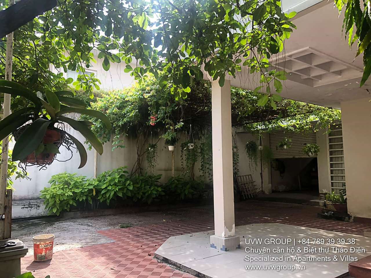 Unfurnished 4-bedroom villa for rent in Thao Dien with 450m² area