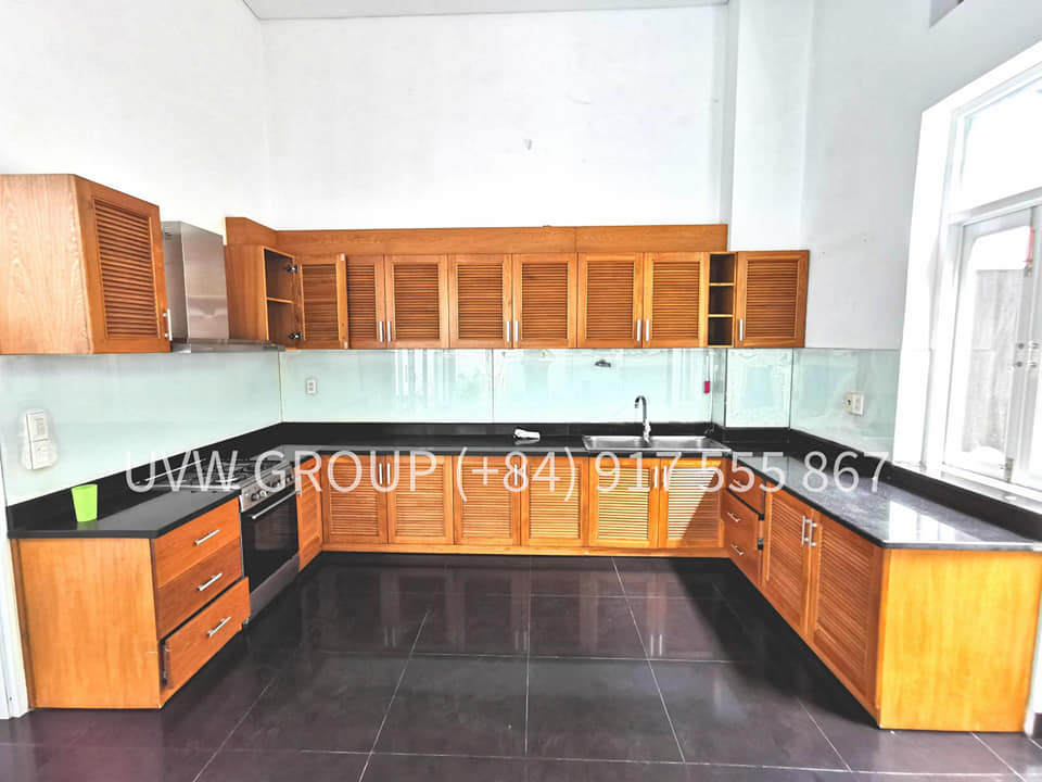 Unfurnished 5-bedroom villa for rent in Thao Dien, with swimming pool and garden
