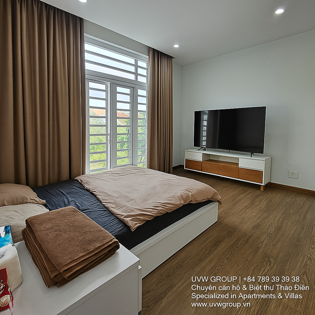 Short-term luxury villa in Binh Chanh, HCMC with 7 bedrooms, private pool, garden, and karaoke