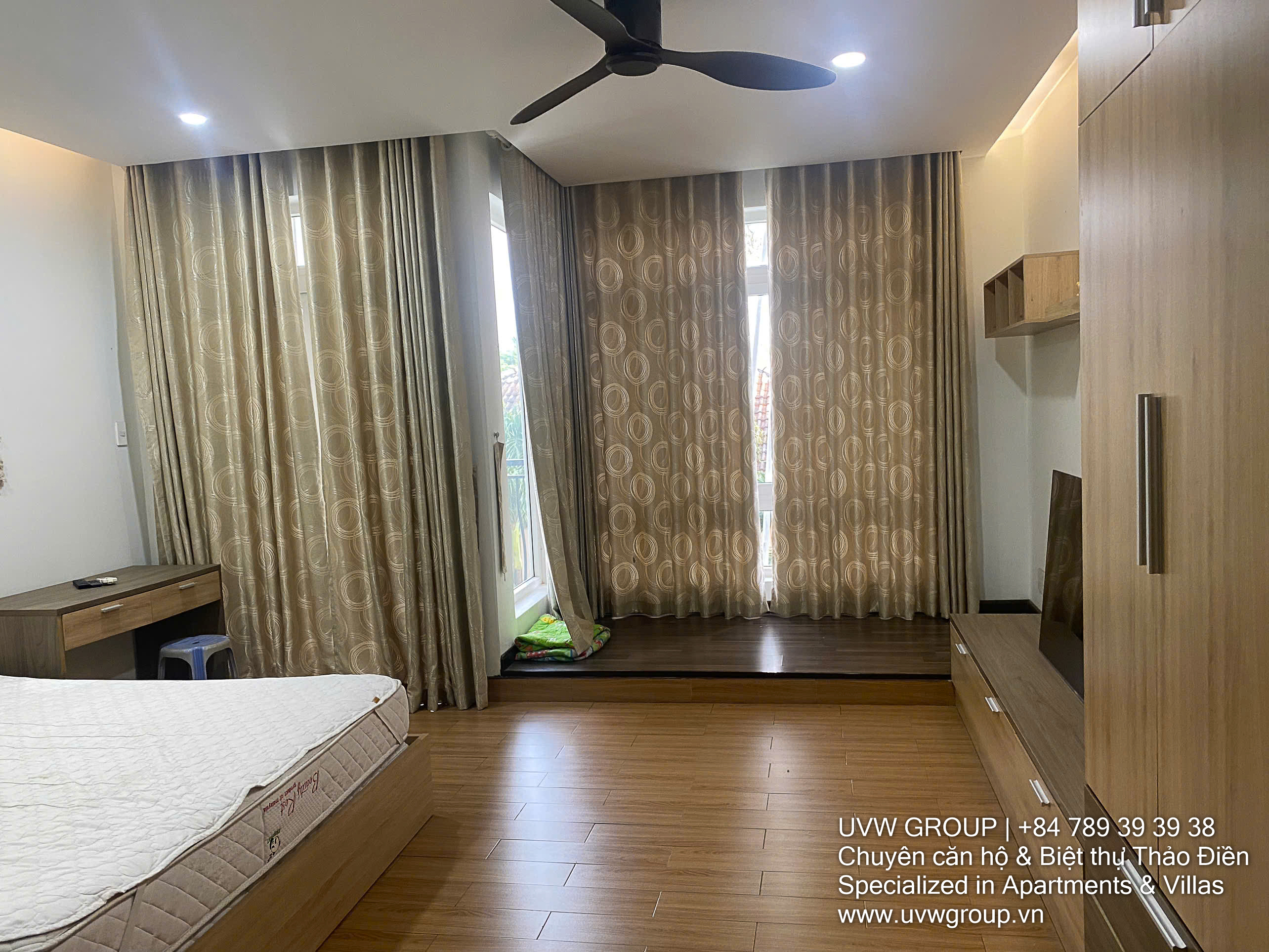 4BR townhouse for rent in Press Village, Thao Dien. 280m² usable area, 4 bathrooms, rooftop terrace. Ideal for families or professionals. Rent: 35 million/month.