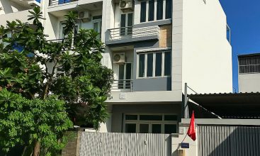 Exterior view of the spacious 6-bedroom house for rent on Street 7, An Phu Ward, Thu Duc City, featuring a rooftop terrace.