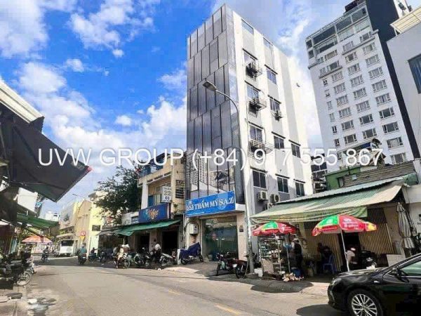 Building for rent on frontage main street in District 1