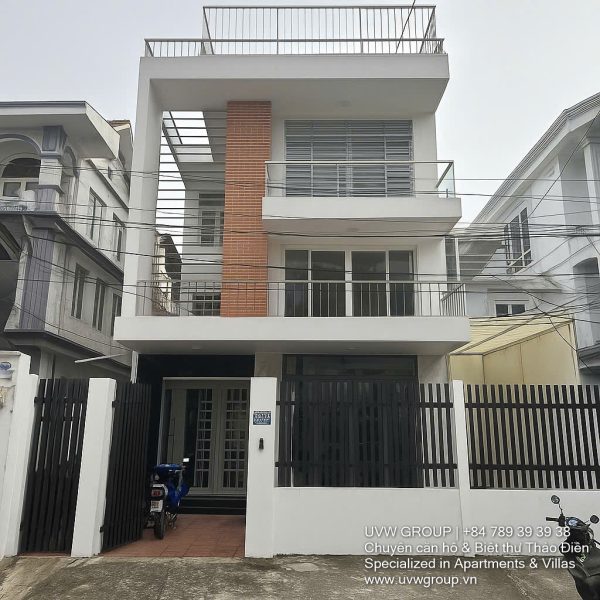 Exterior and interior views of a modern luxury 4-bedroom villa for rent in Thao Dien, Ho Chi Minh City, showcasing a stylish semi-indoor swimming pool, an open-plan living room with integrated karaoke and BBQ service area, a comfortable king-size bedroom, and 5 contemporary bathrooms (4 indoor, 1 outdoor).