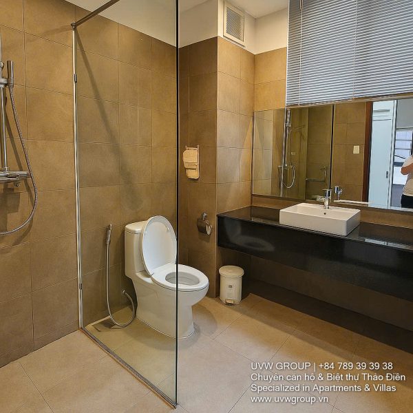 Exterior and interior views of a modern luxury 4-bedroom villa for rent in Thao Dien, Ho Chi Minh City, showcasing a stylish semi-indoor swimming pool, an open-plan living room with integrated karaoke and BBQ service area, a comfortable king-size bedroom, and 5 contemporary bathrooms (4 indoor, 1 outdoor).