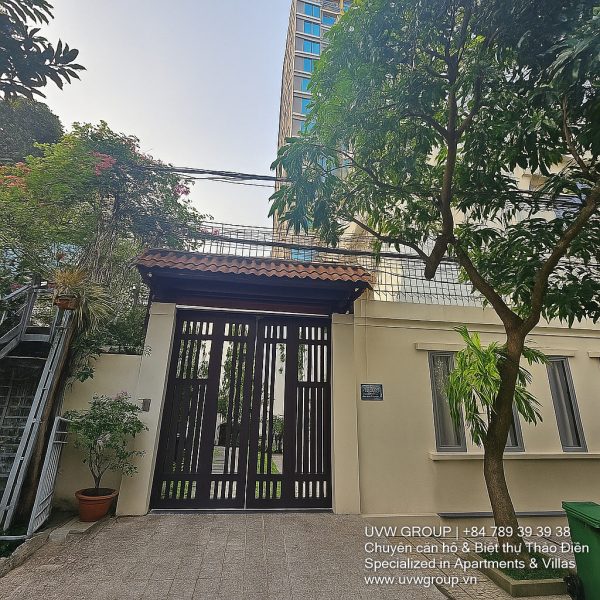 Modern luxury villa with swimming pool and garden for rent in Thao Dien, HCMC