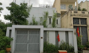 Exterior view of a spacious 3-storey house available for rent in Thao Dien, Ho Chi Minh City, featuring front garden space and traditional tiled roof.